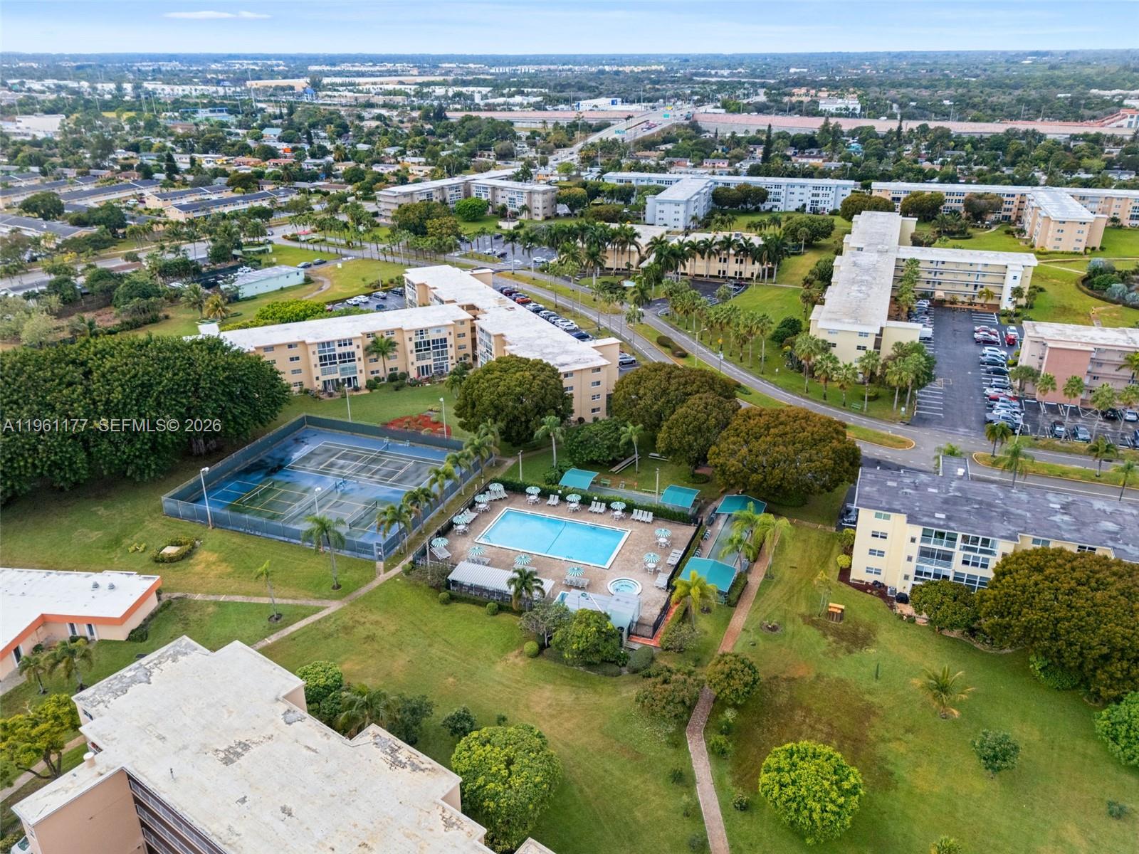 VILLAGE ROYALE GREENDALE - Residential