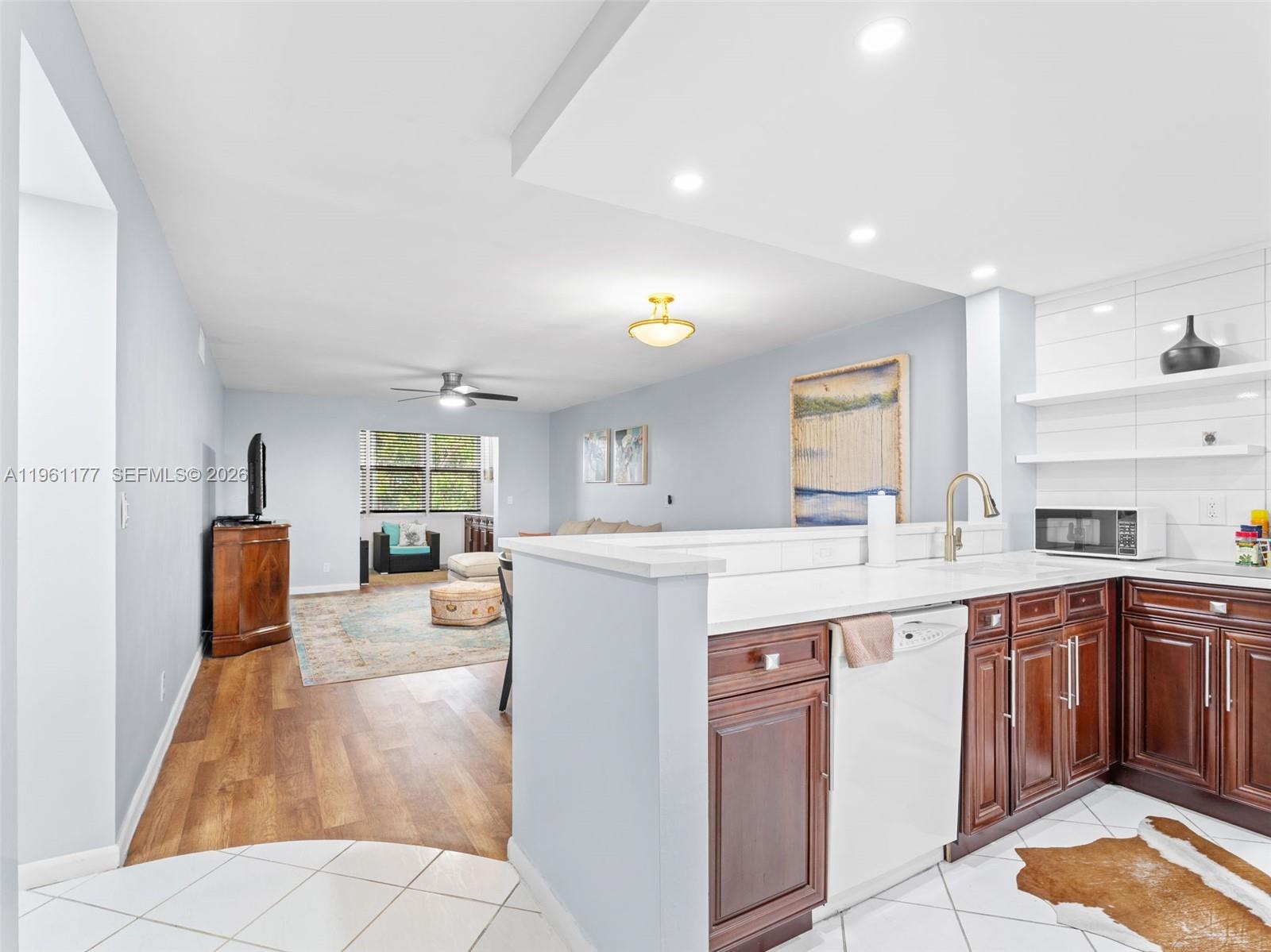 VILLAGE ROYALE GREENDALE - Residential