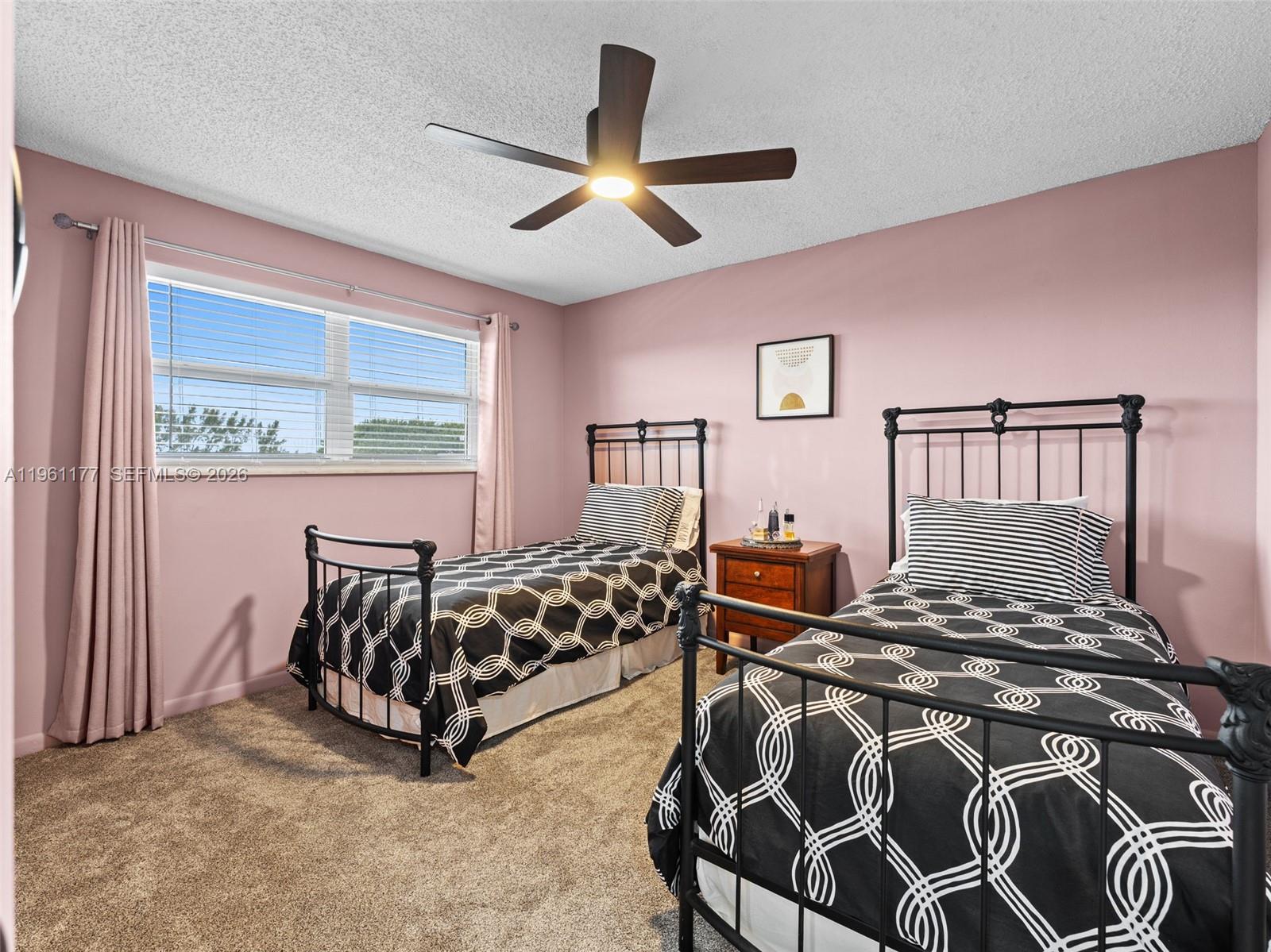 VILLAGE ROYALE GREENDALE - Residential