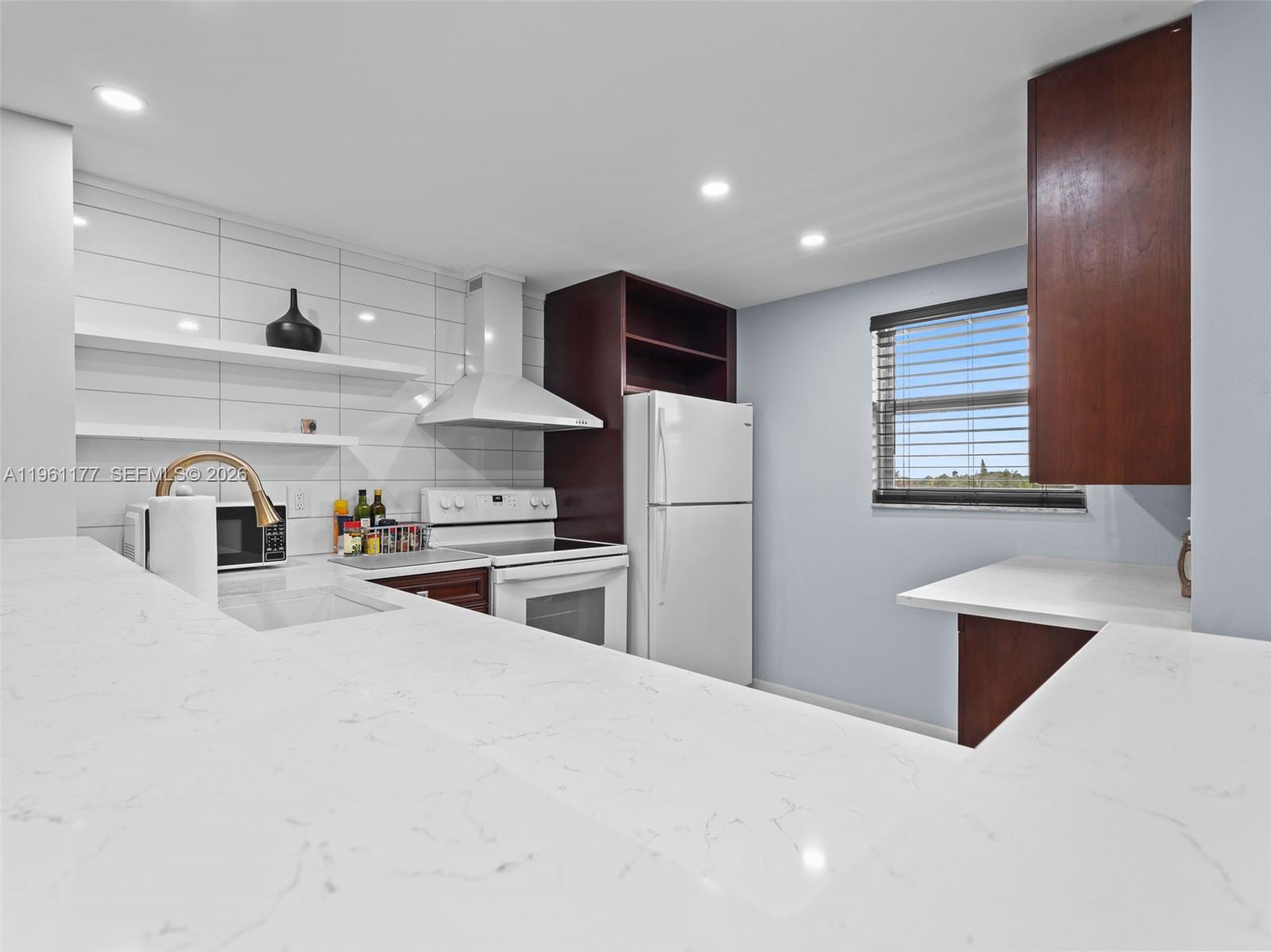 VILLAGE ROYALE GREENDALE - Residential