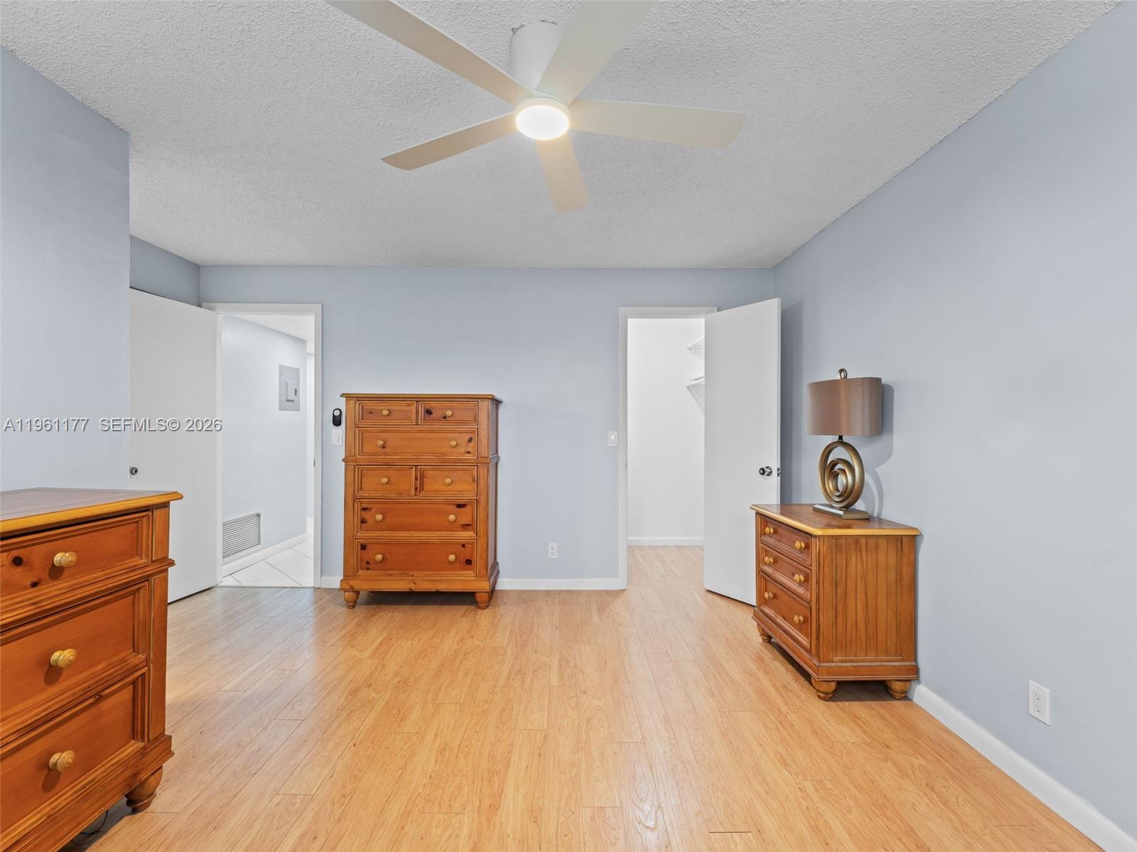 VILLAGE ROYALE GREENDALE - Residential