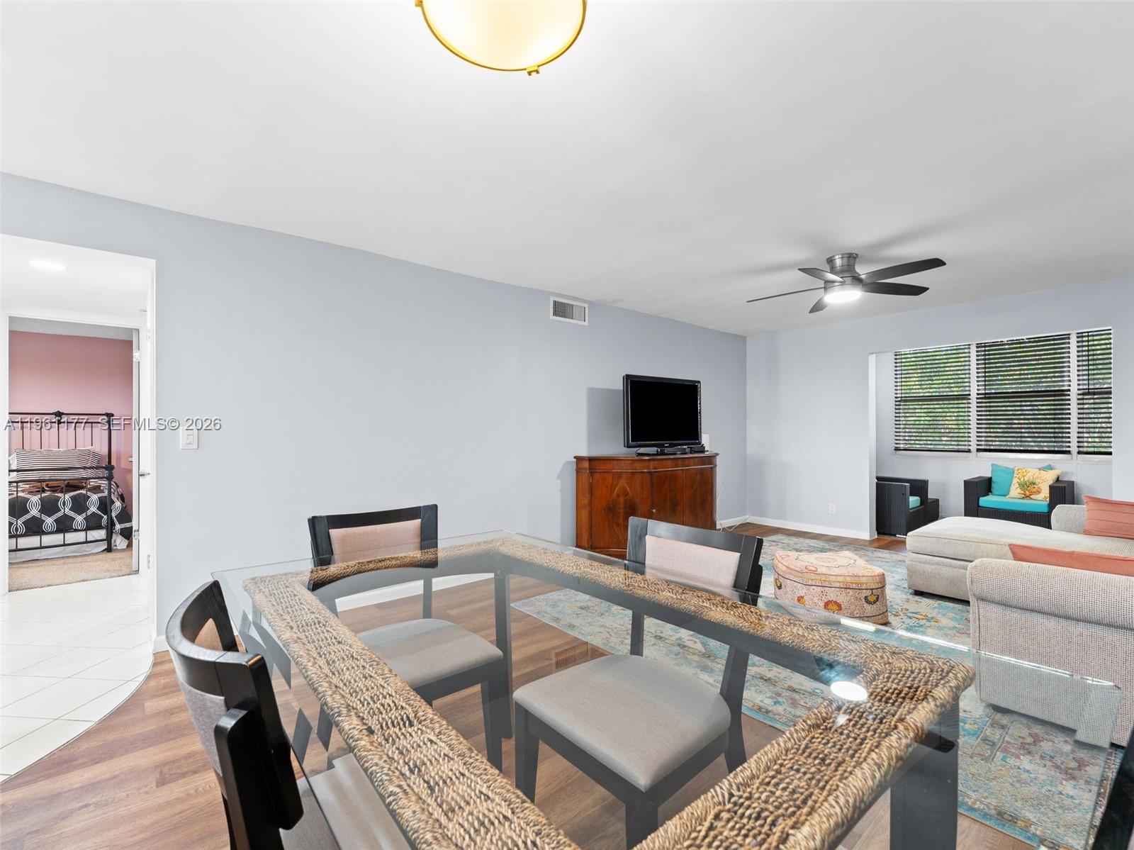 VILLAGE ROYALE GREENDALE - Residential