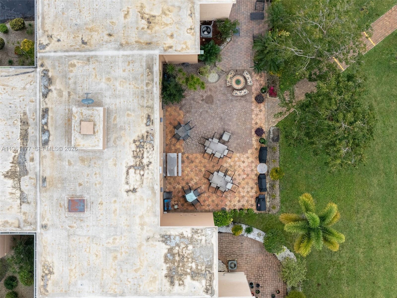 VILLAGE ROYALE GREENDALE - Residential