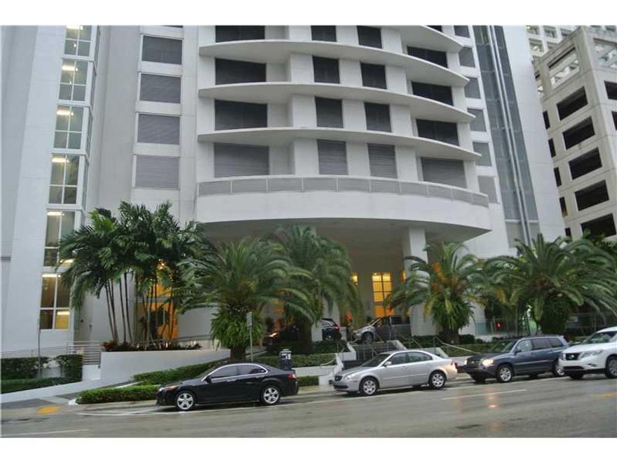 Beautiful 2 bed /2 bath with amazing  bay and city views. Fantastic amenities; fully equipped gym, 2 heated pools, steam room, theater room, business center, party room, pool table, lounge & more. Blocks away from Mary Brickell Village (Perricones, Rosa M exicano, PF Changs, Oceanaire, Dolores & Lolita, bars and shops). Few minutes from downtown, I-95, South Beach and blocks from AAA, Performing Arts Center.