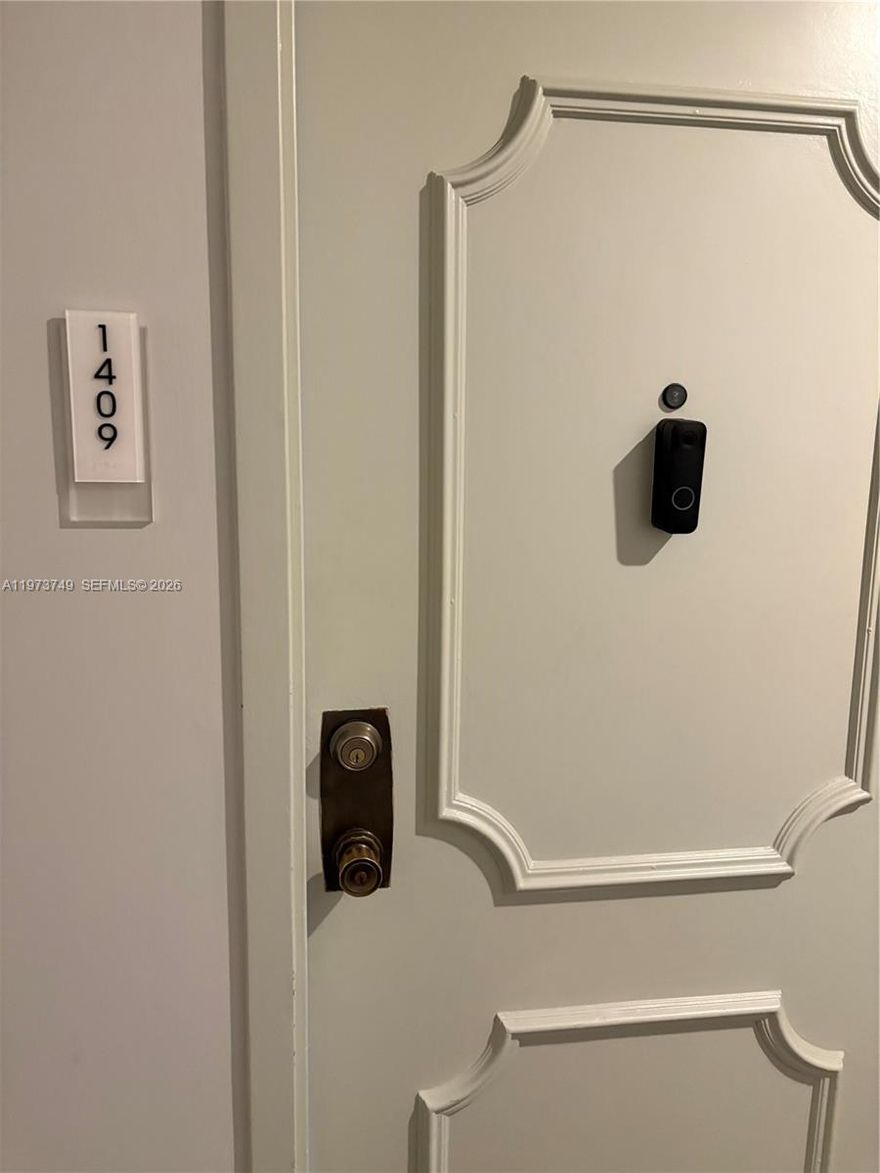 Beautiful 1/1 and 1/2 in N. Miami with a spectacular skyline view. All remodeled with stainless steel appliances.