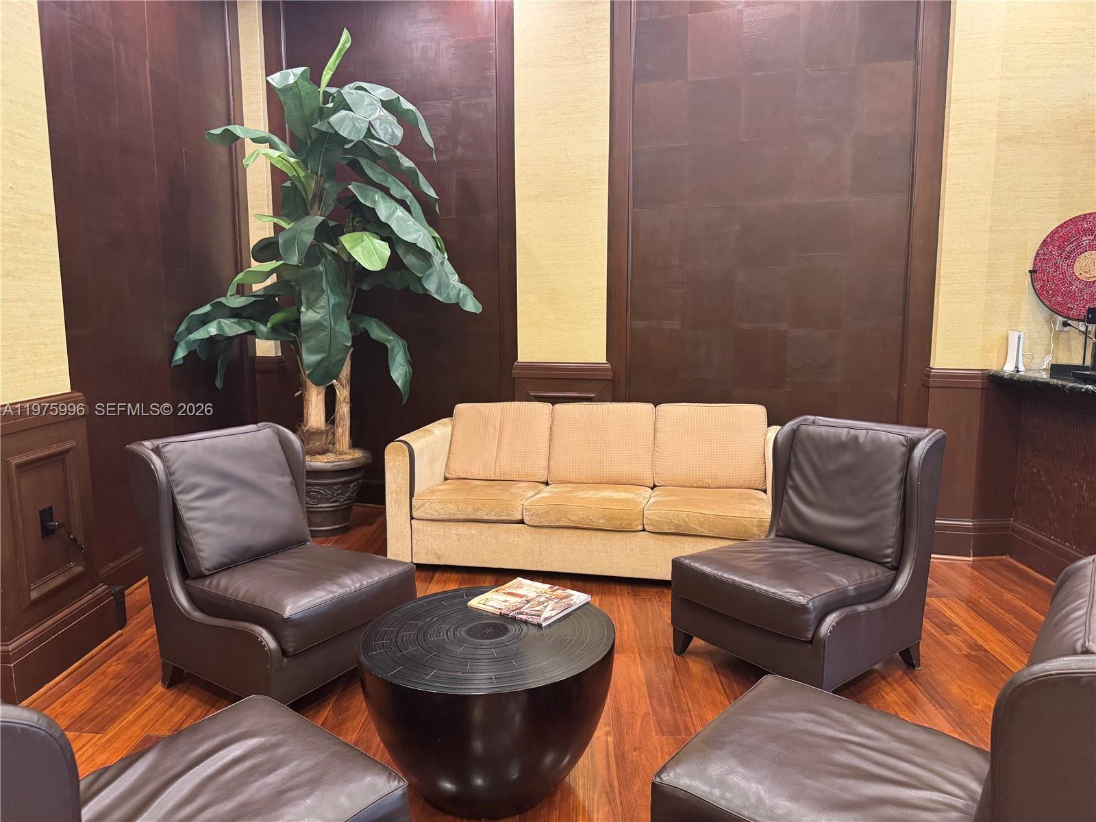 SAYAN CONDO - Residential