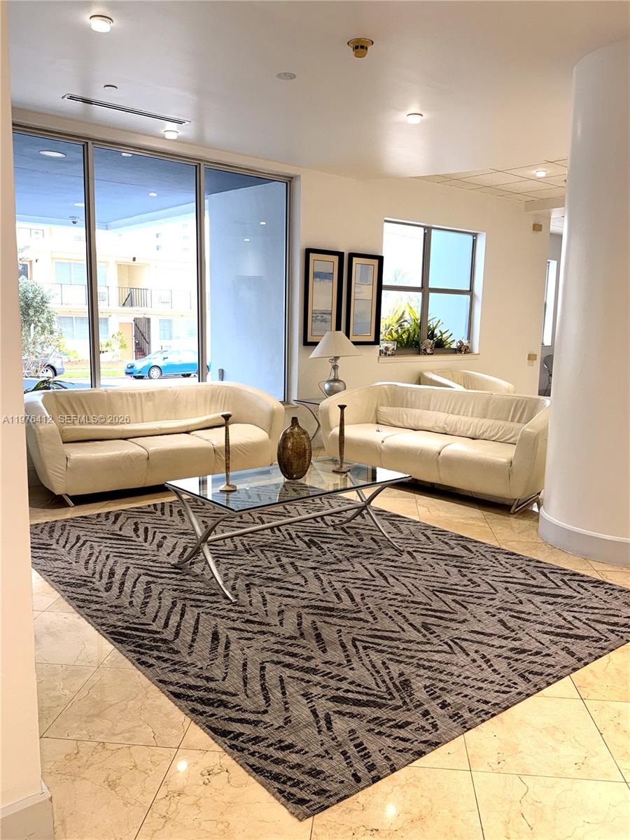 401 BLU OF NORTH BEACH CO - Residential Lease