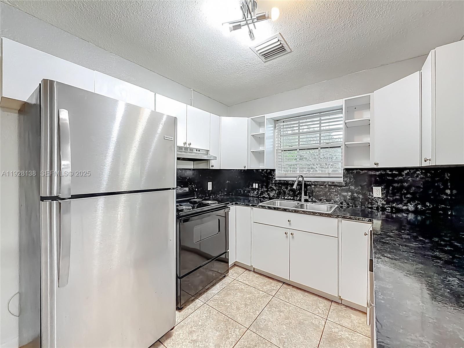 FIRST ADD TO THE HIGHLAND - Residential Lease