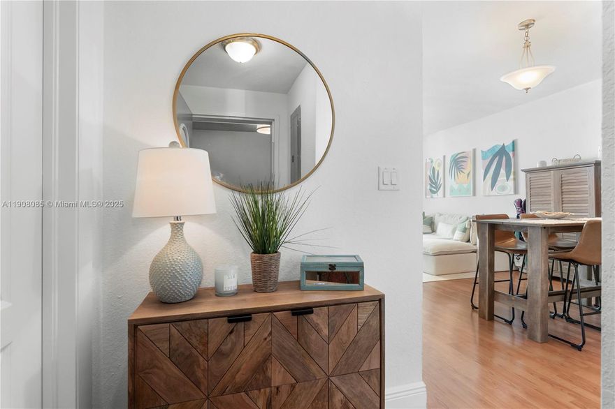 Moon Bay Condo located in the Edgewater neighborhood of Downtown Miami Florida!
Very spacious 1 bedroom 1 bathroom with lot of natural sunlight, amazing partial view on Biscayne bay, washer and dryer inside unit.
Please note * Building construction - No Parking - No Pool
--