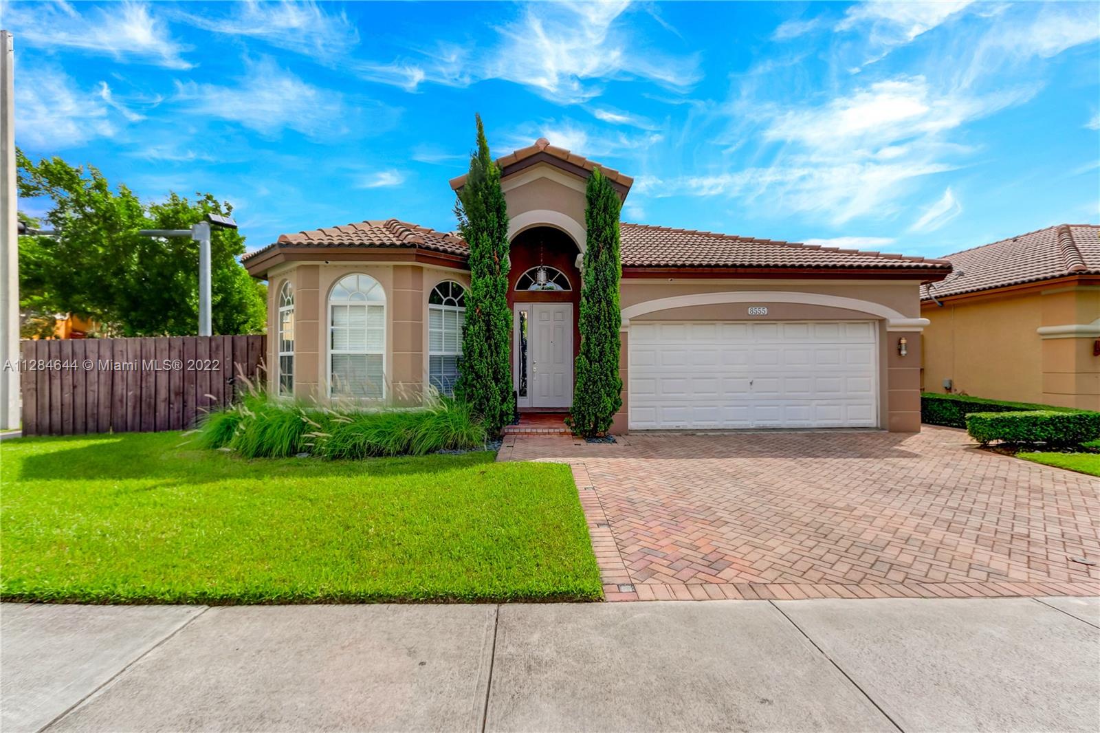 Fully remodeled, beautiful and contemporary house with one floor, open spaces. 4 bedrooms and 3 bathrooms. All-made closet. Kitchen with island and stainless steel appliances. Beautiful courtyard designed with exquisite taste. Double garage with ceramic floor. See this house is falling in love. Beautiful lamps. Only you need is to bring your toothbrush!
