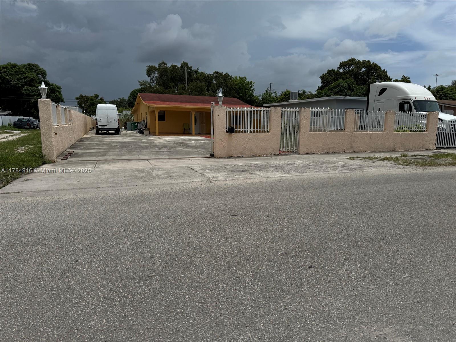 Single family home! 3-bedroom,3-bath. Enjoy a large patio with a plenty of space to park your boat or cars. Ideal for families, investors, or first-time home buyers.
Excellent location with easy access to major roads, shopping, and schools.