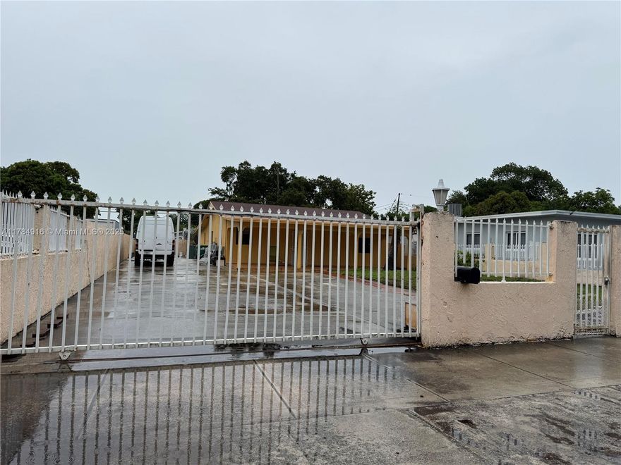 Single family home! 3-bedroom,3-bath. Enjoy a large patio with a plenty of space to park your boat or cars. Ideal for families, investors, or first-time home buyers. 
Excellent location with easy access to major roads, shopping, and schools.