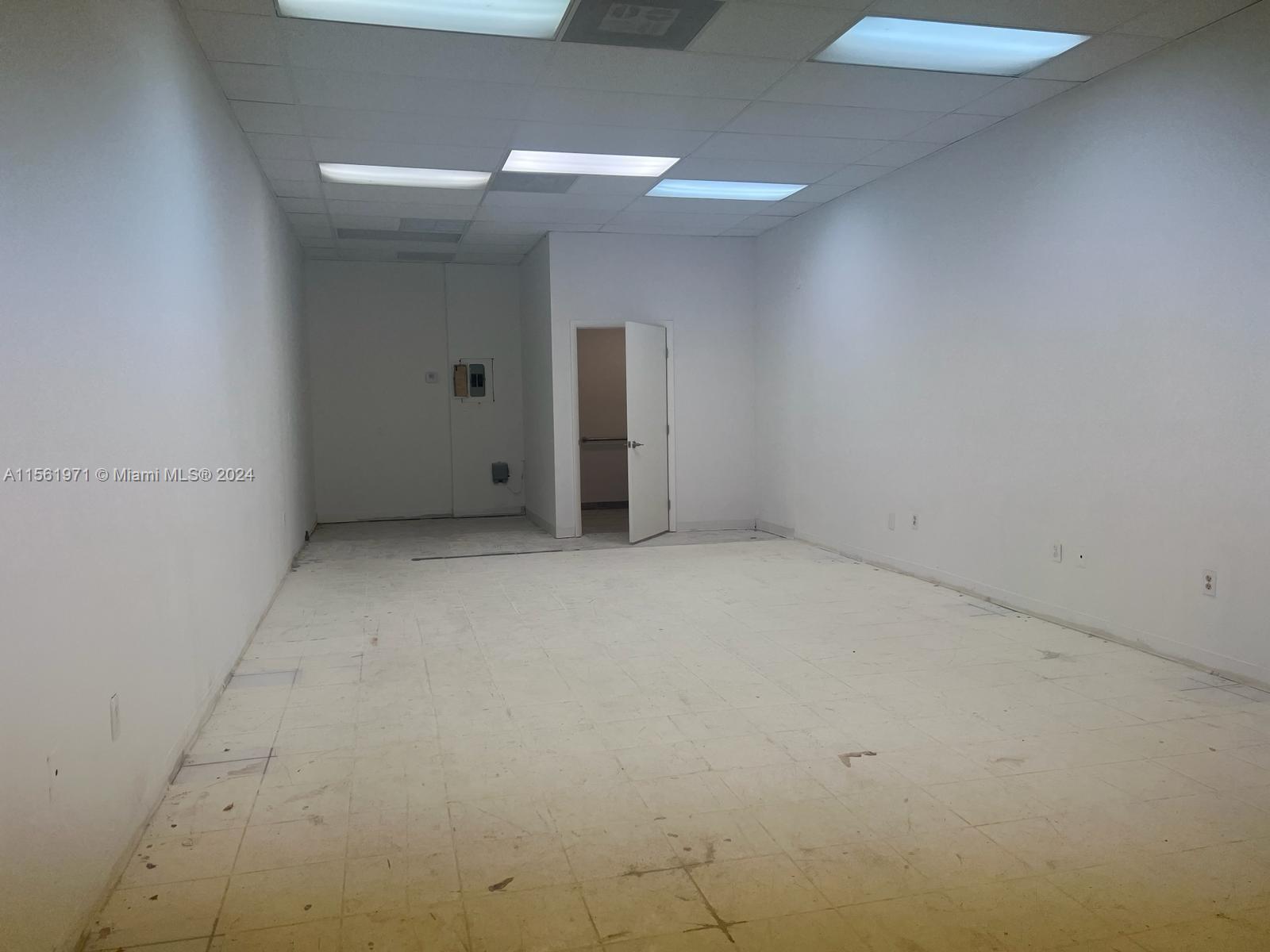 900 SF Retail in a busy shopping center anchored by Sedano's and Walgreens. The space is open and has a restroom and back door. Previously a small package shipping business.