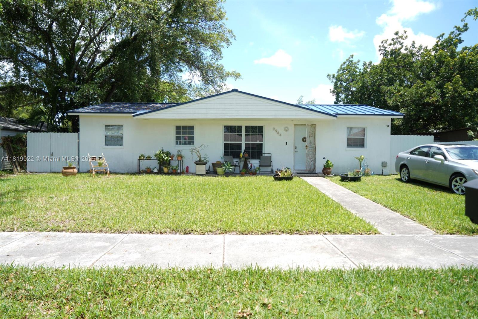 9964 Sw 154th St, Miami, Broward County, Florida - 3 Bedrooms  
1 Bathrooms - 
