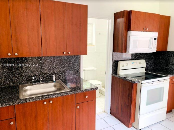 Bright 1-bedroom, 1-bathroom apartment.
Enjoy easy-care flooring and air conditioning for year-round comfort. The kitchen is equipped with white appliances for your everyday needs. The bedroom features a walk-in closet and an extra closet for extra storage space. Relax in the shared backyard and enjoy the convenience of parking right in front of the apartment.
-Tile floors
-Wall-mounted air conditioning
-White appliances
-Stove, refrigerator, microwave
-Walk-in closet and extra closet
-Shared backyard
-Parking in front of the apartment
-Duplex
Apply today and make it yours!