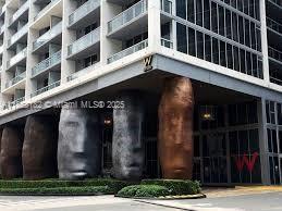 Excellent unit priced to rent fast. Bright and clear with a beautiful view to the Intracoastal Miami Brickell area.