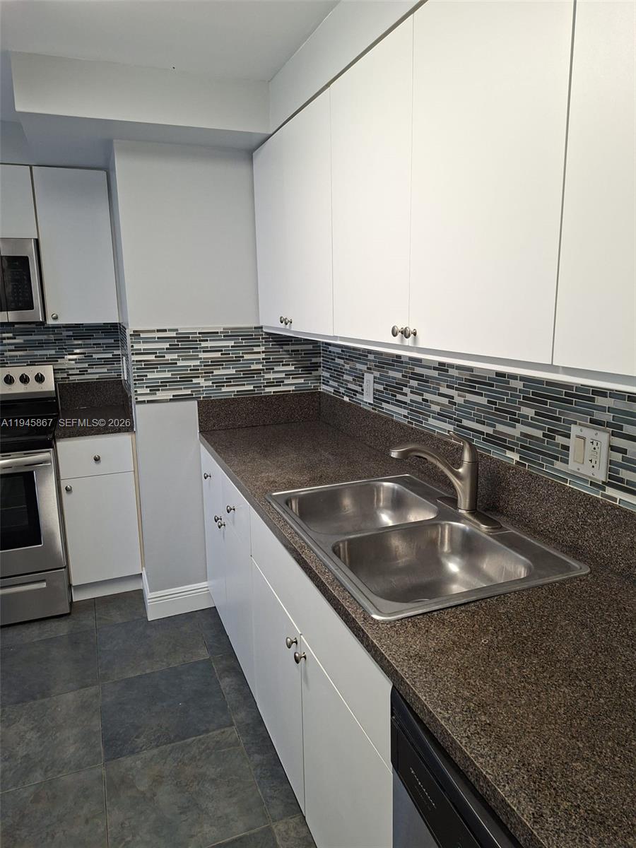 YACHT CLUB CONDO (THE) - Residential Lease