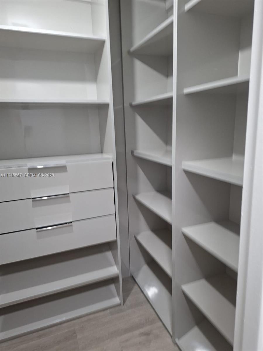 YACHT CLUB CONDO (THE) - Residential Lease