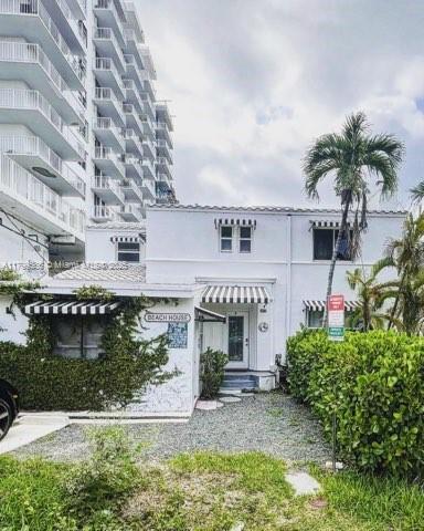 Rental Property at 2811 Indian Creek Dr B, Miami Beach, Miami-Dade County, Florida - Bedrooms: 3 
Bathrooms: 2  - $4,500 MO.
