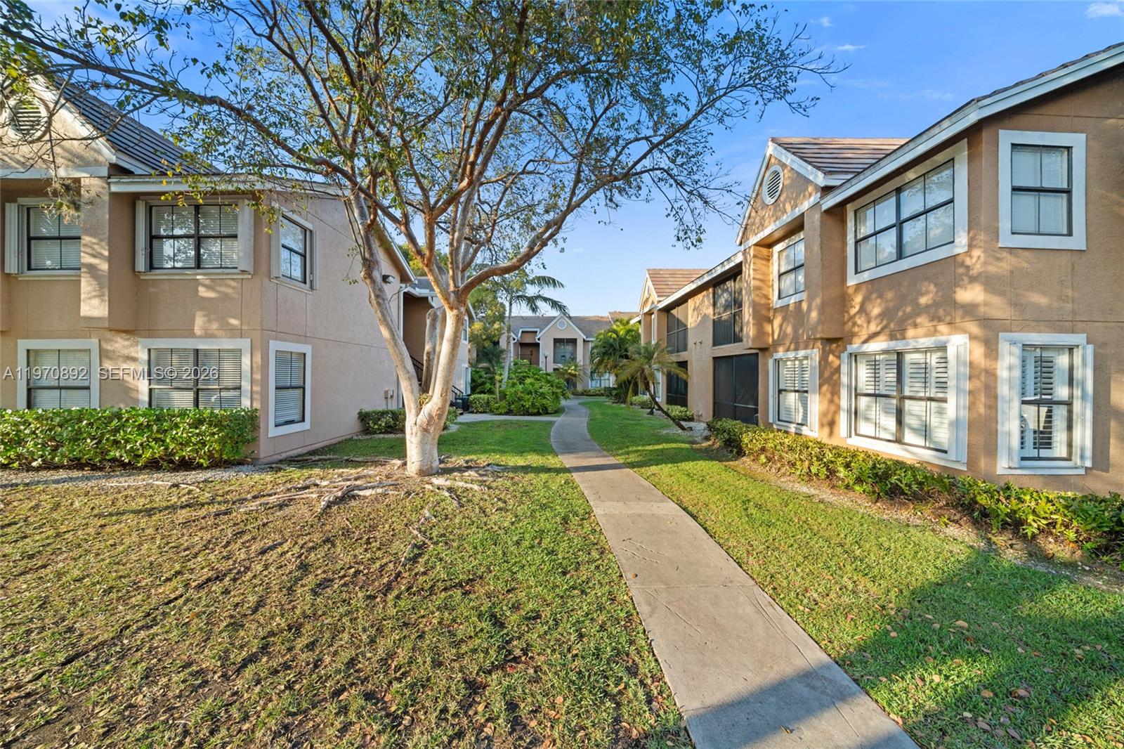 VISTA LAGO AT THE HAMMOCK - Residential