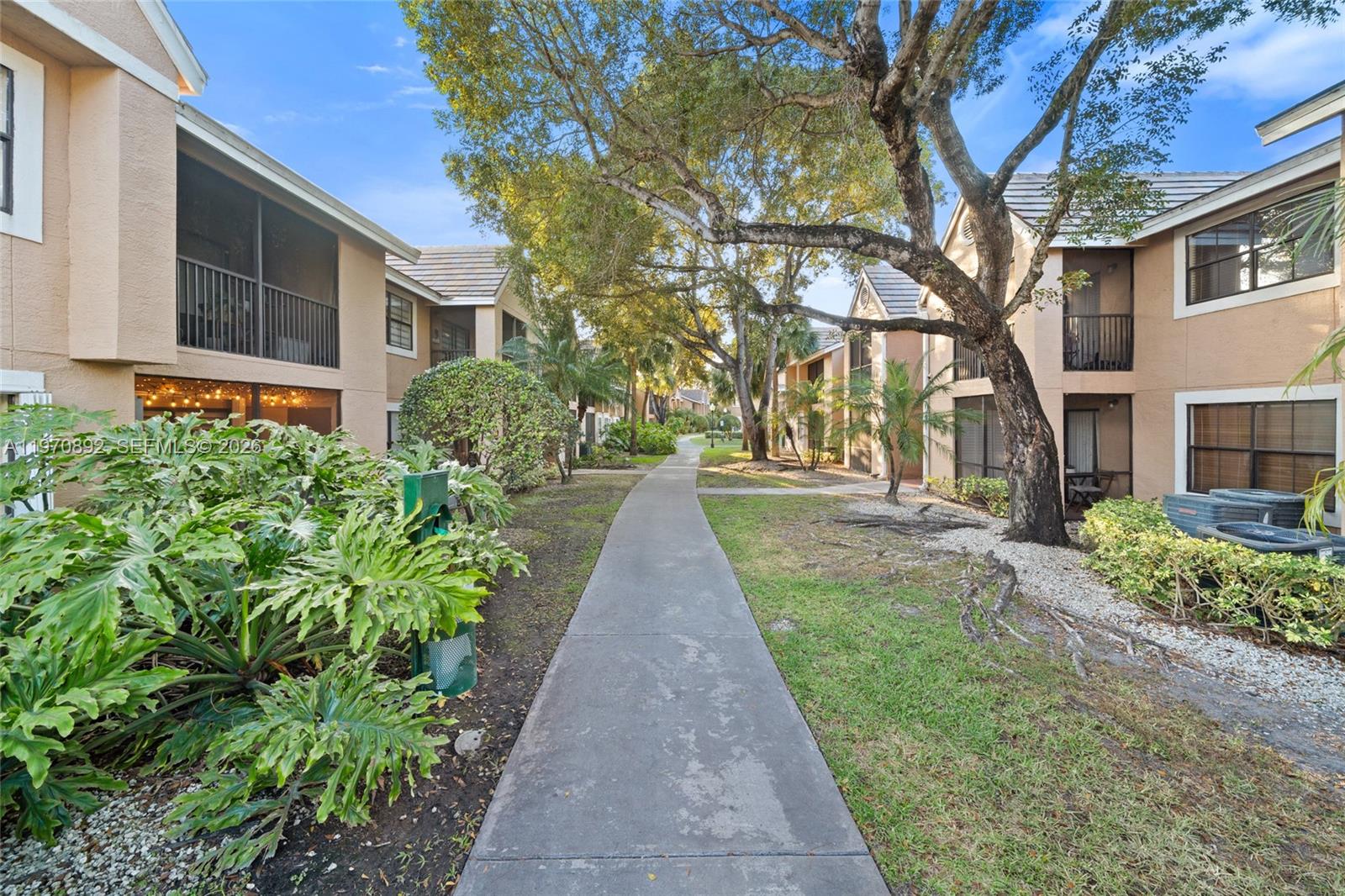VISTA LAGO AT THE HAMMOCK - Residential