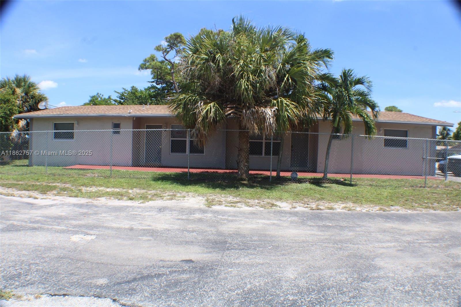 Convenient location near I-95, Fort Lauderdale Airport, shopping, and dining. Move-in ready and perfect for comfortable living. Easy to show! Spacious 2/2 duplex unit. Water included in rent. First month and security deposit required. Tenant must provide proof of income, credit/background check, and rental application. Section 8 welcomed. Pets allowed with landlord approval and pet deposit. Convenient parking available. Quick approval process.
2 Units Available
Application link: https://turbo.rent/li/T3duZXI6NzU0NjUy?p=2096207
