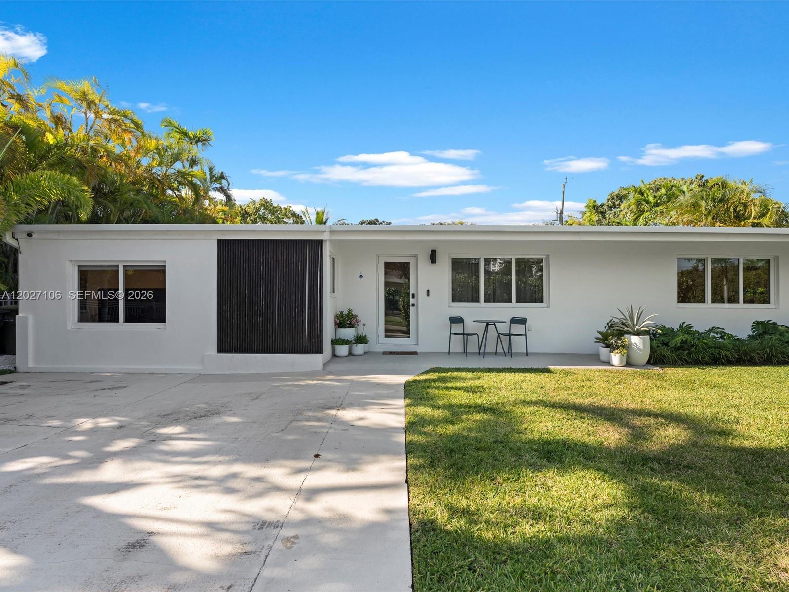 1945 Alamanda Dr 0