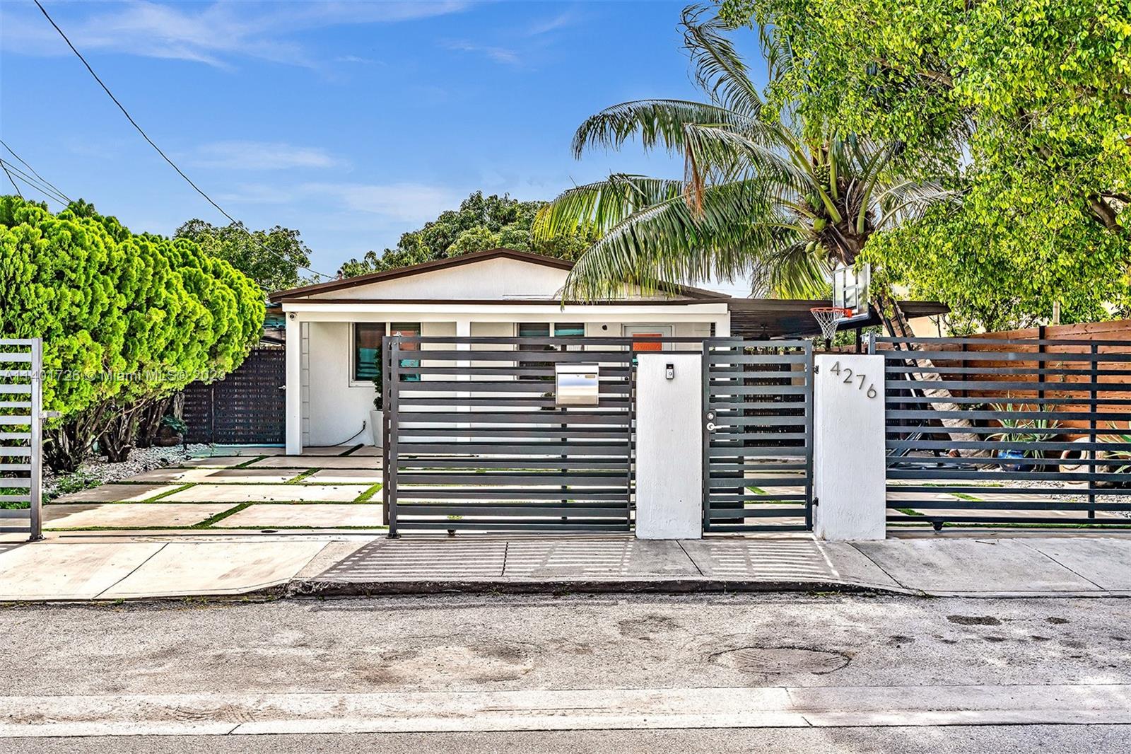 Amazing 3 beds 2 baths home with beautiful upgraded details, No association, Open layout to entertain the family. Perfect Patio for BBQ or spend the time with the family, Bedrooms are spacious. Granite counter top, Centrally located. small pets are allowed. bring your pickiest client. 24 hours notice require by appointments only.