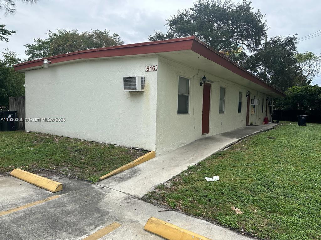AMAZING 2 BEDROOMS 1 BATHROOMS VERY PRIVATE UNIT FOR RENT IN THE HEART OF FORT LAUDERDALE! 1 ASSIGNED PARKING SPOT BUT PLENTY OF STREET PARKIGN, WALL AC UNIT, SPACIOUS PRIVATE BACKYARD... CLOSE TO SCHOOLS, SHOPPING CENTERS, RESTAURANTS AND OTHERS.