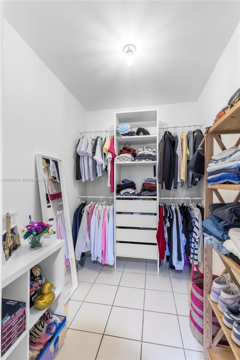 BLDG 5 OF COUNTRY CLUB AP - Residential