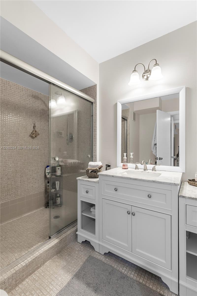 BLDG 5 OF COUNTRY CLUB AP - Residential