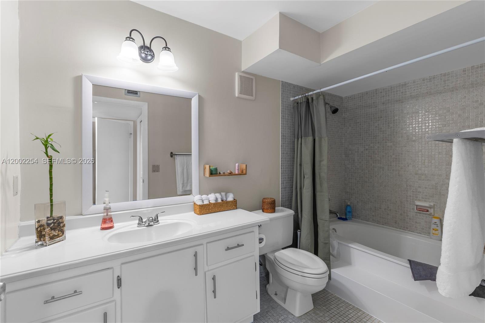 BLDG 5 OF COUNTRY CLUB AP - Residential