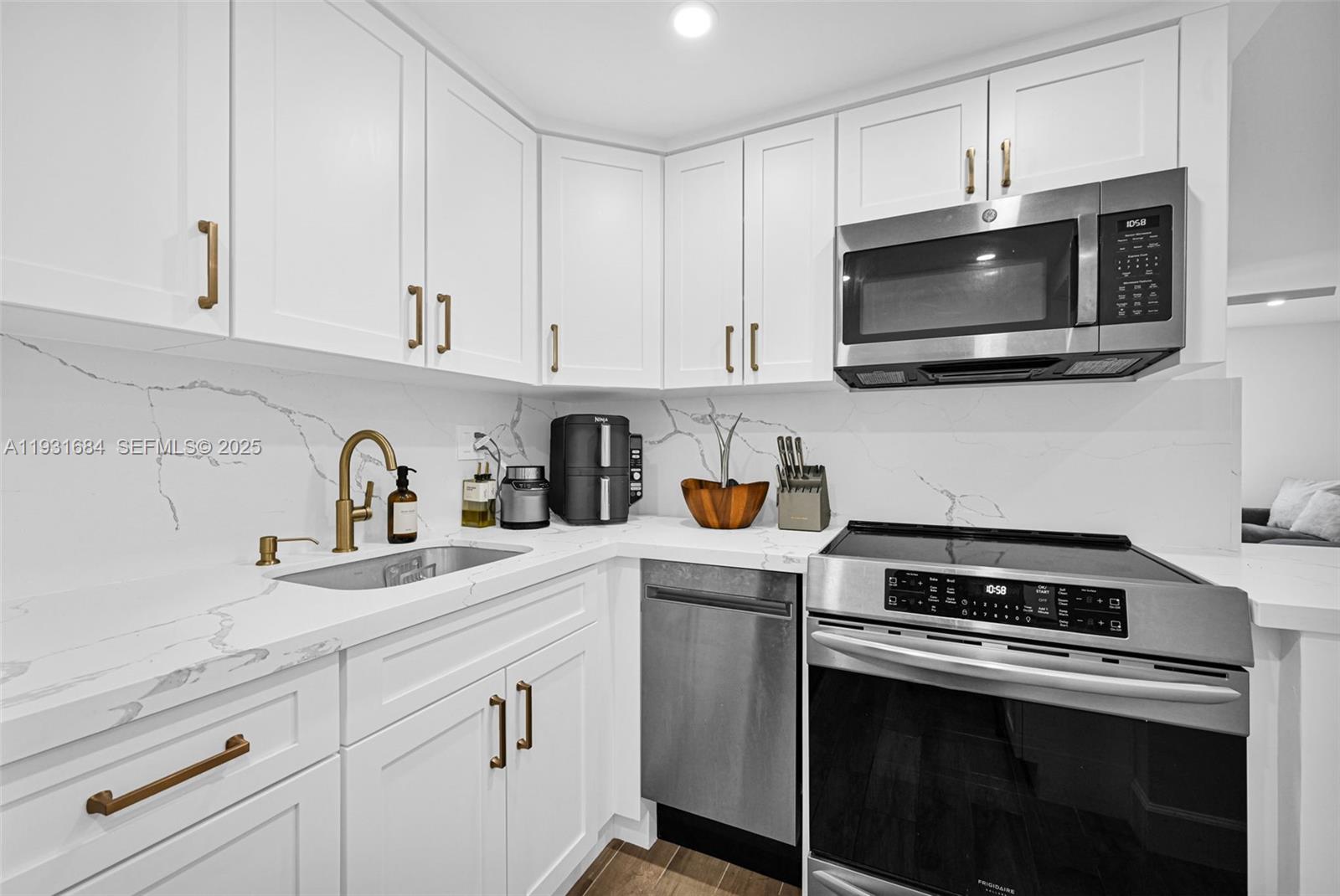 MONTEREY GARDENS OF PINEC - Residential