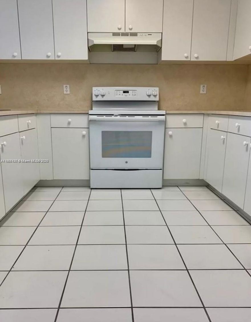 Spacious 2 bedroom and 2 bathroom corner unit offers oversized walk-in closets and large windows through-out for plenty of natural sunlight. New washer/dryer in unit. It's conveniently located near River Landing Mall, UM/Jackson Medical Center, and has easy access to 836, 112, and I95. The unit comes with 2 parking spaces. Come to see to appreciate! This deal won't last for too long.