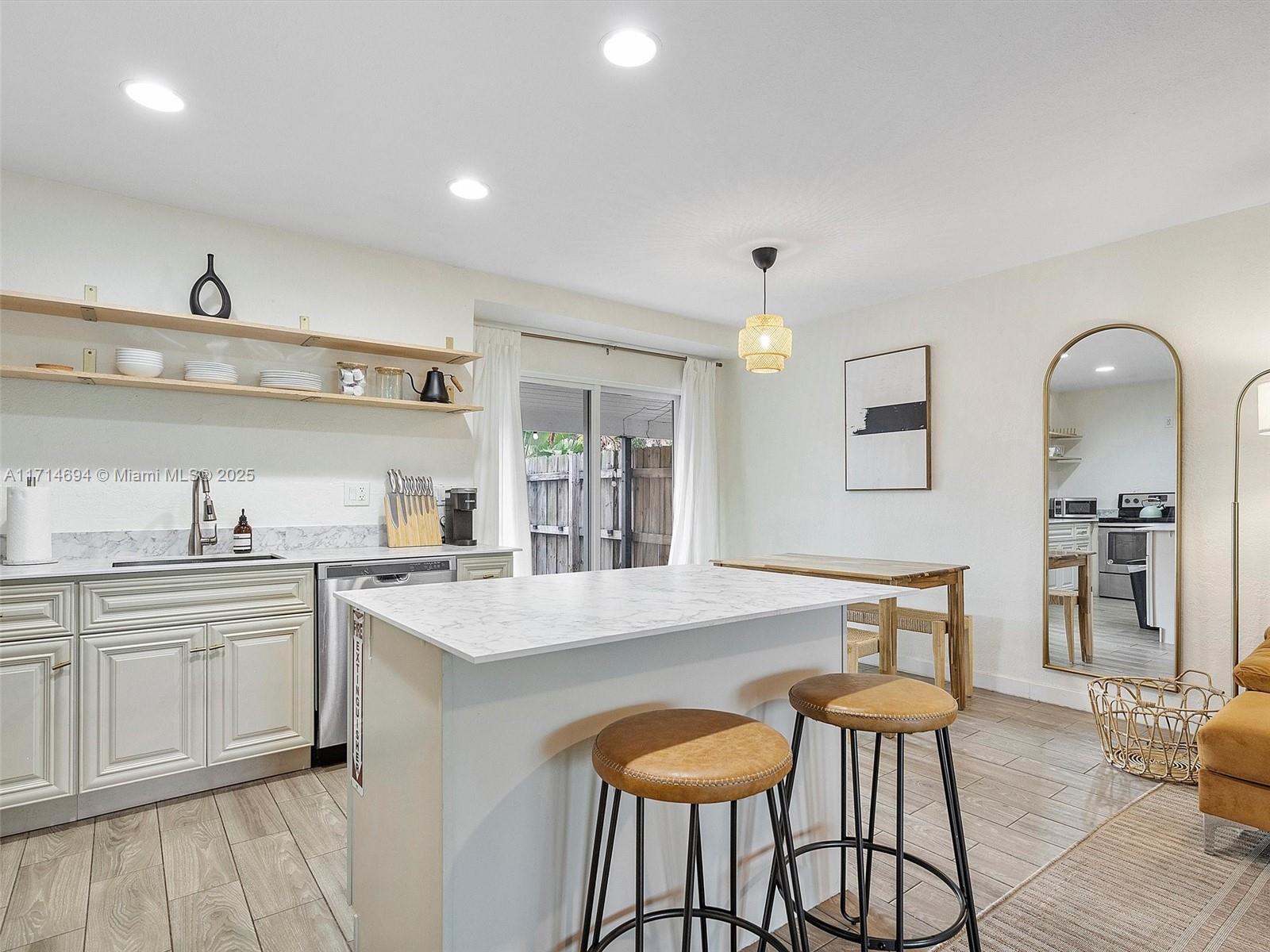 LAUDERDALE - Residential Income