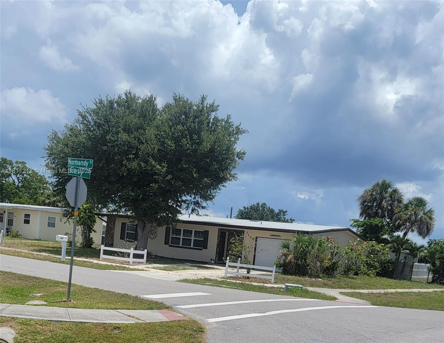 Beautiful 3/2, GARAGE, large yard, corner home. Stainless Steel appliances, lots of light and storage space. Two additional rooms could be office, den and/or bedrooms. New Roof. Close to restaurants, entertainment, shopping, medical services and places of worship. Easy access to main roads/highway.