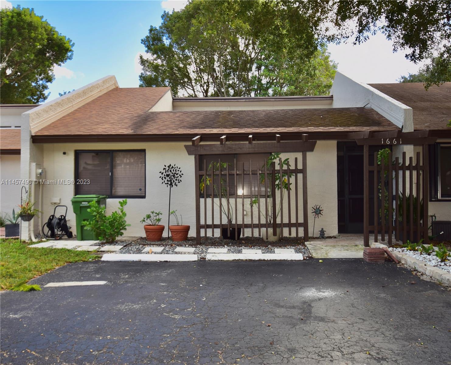 EVERGLADES SUGAR & LAND C - Residential Lease