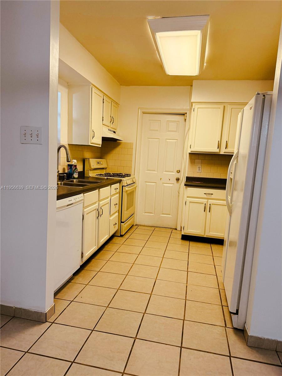 SUNRISE GOLF VILLAGE SEC - Residential Lease