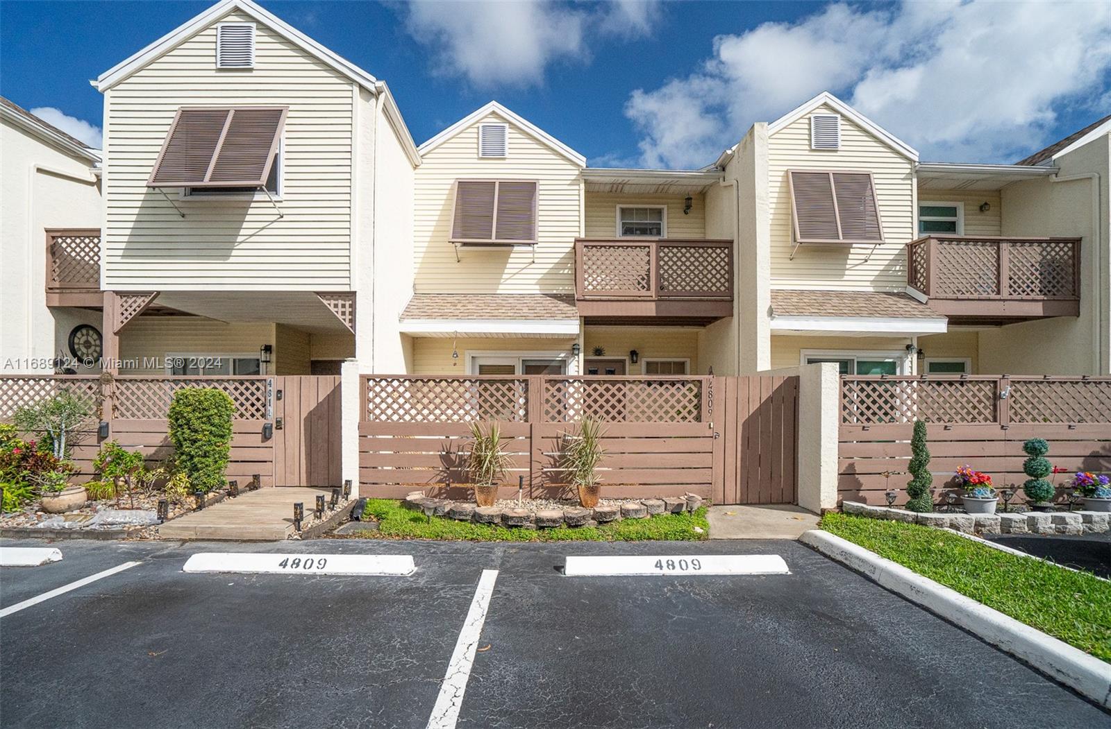 Property for Sale at 4809 S Hemingway Cir 81, Margate, Broward County, Florida - Bedrooms: 2 
Bathrooms: 3  - $312,000