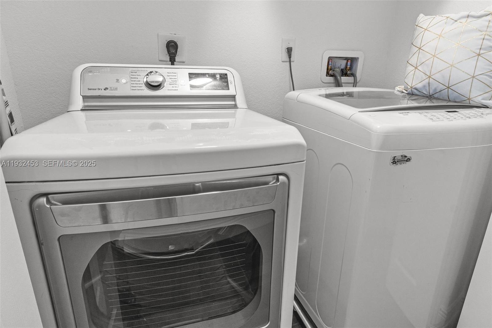 EMILIOS PLACE AT OASIS - Residential