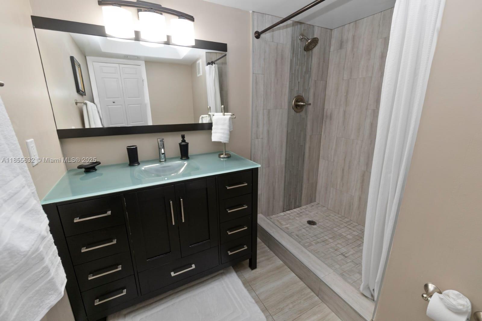 BLDG 6 OF COUNTRY CLUB AP - Residential Lease