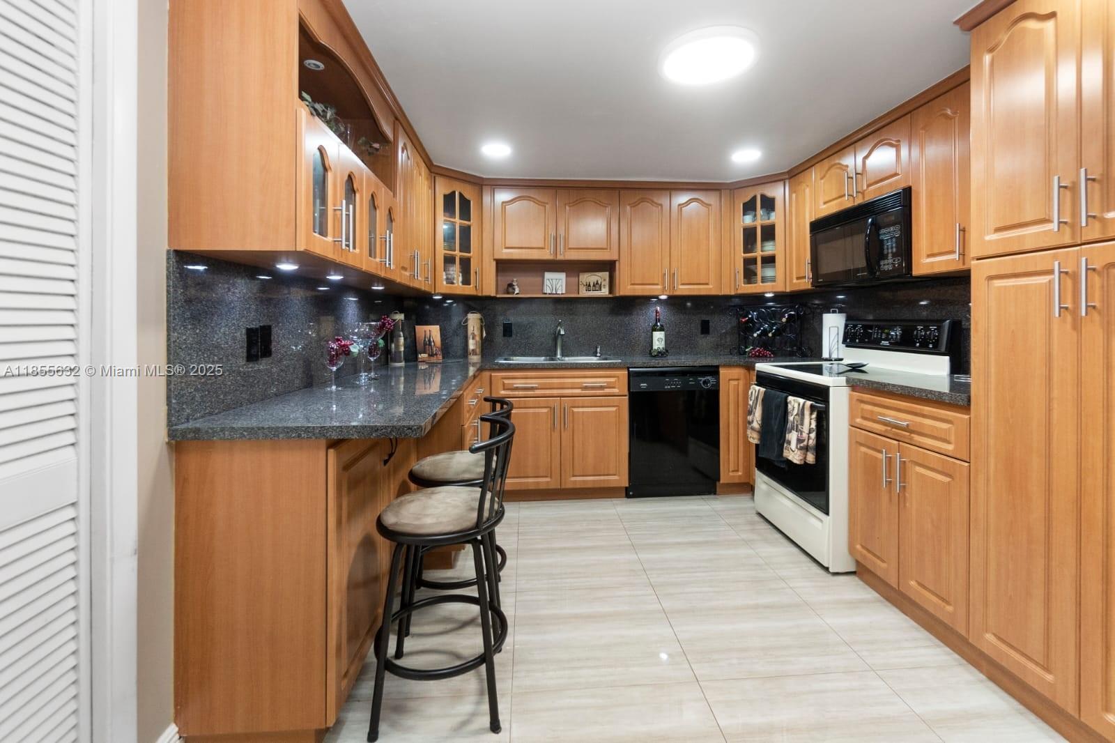 BLDG 6 OF COUNTRY CLUB AP - Residential Lease