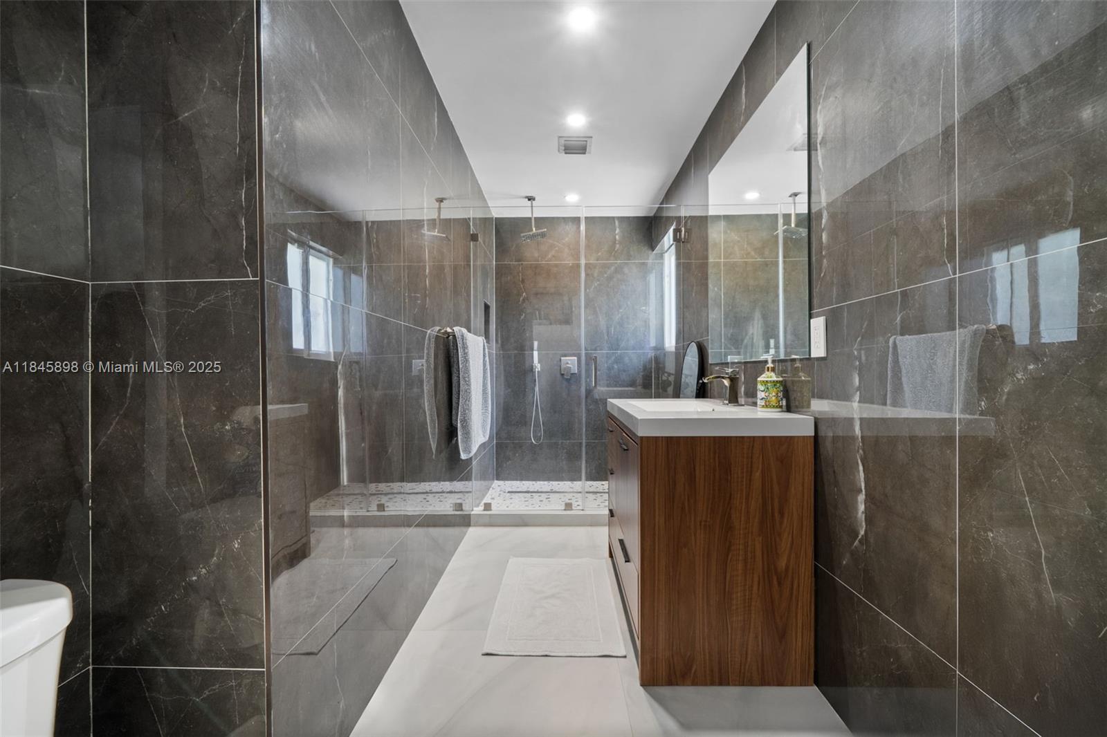 HIGHLAND OAK GDNS SEC 1 - Residential