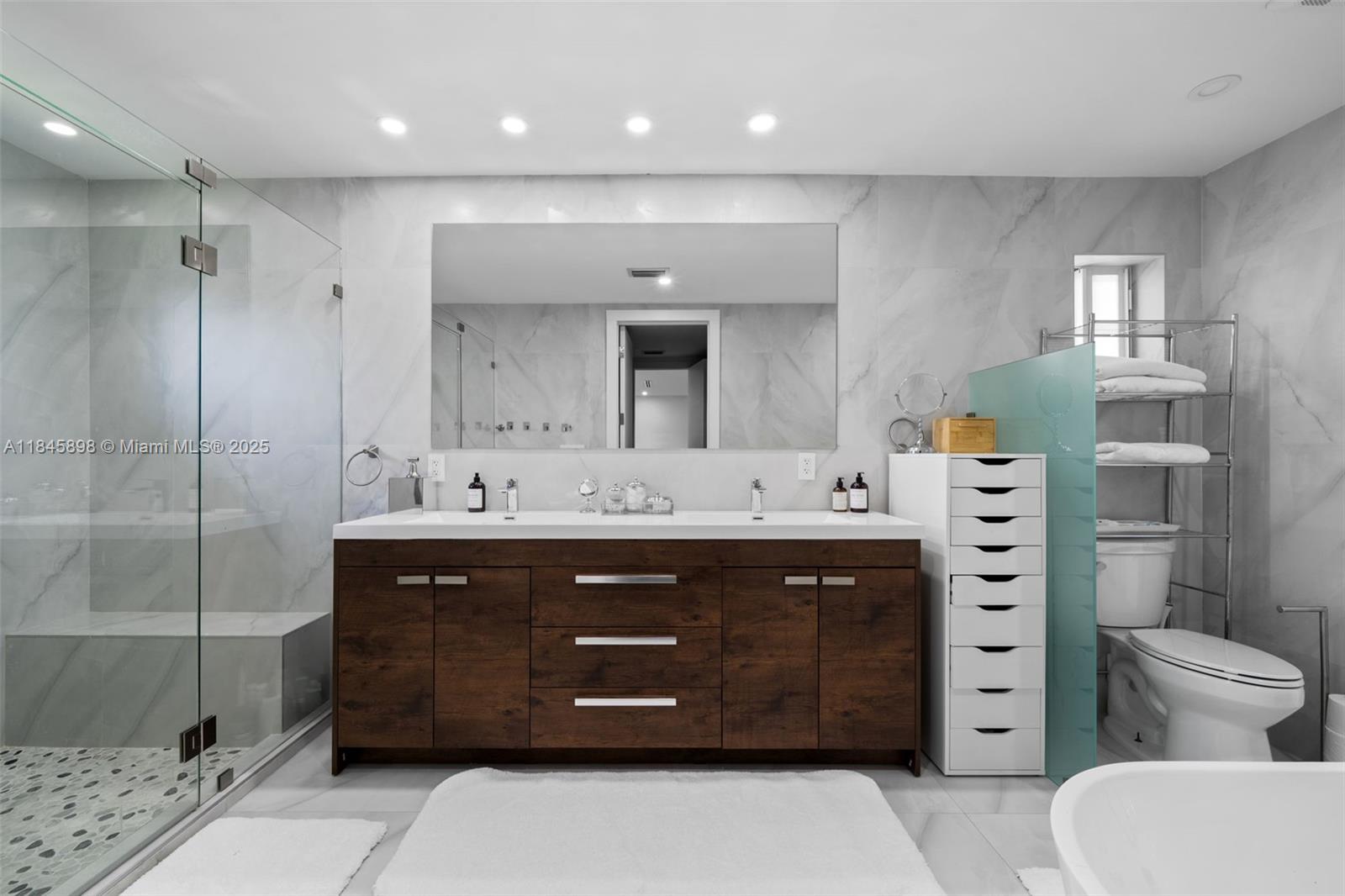 HIGHLAND OAK GDNS SEC 1 - Residential