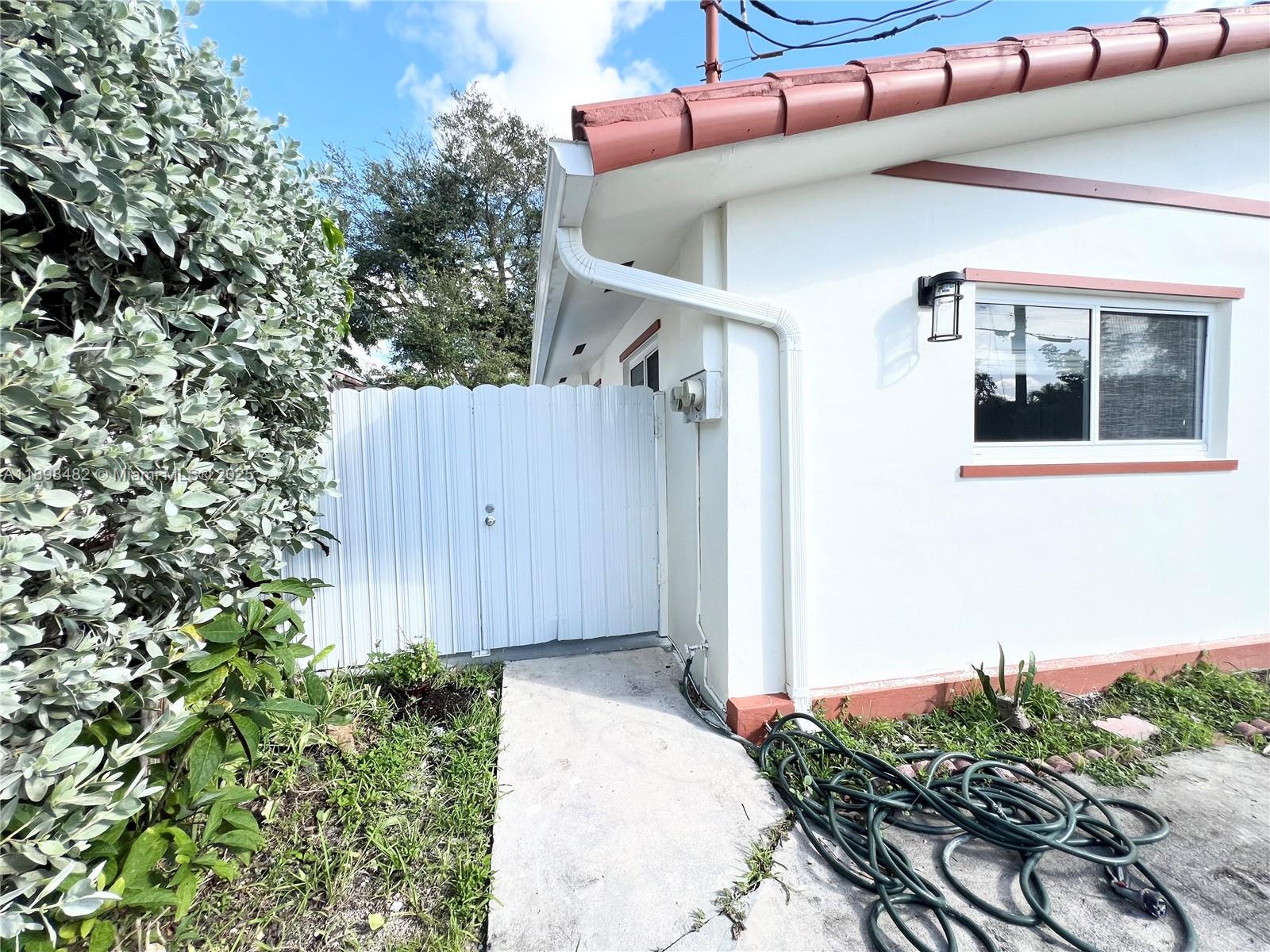 AMND MIAMI SUBURBAN ACRES - Residential Lease