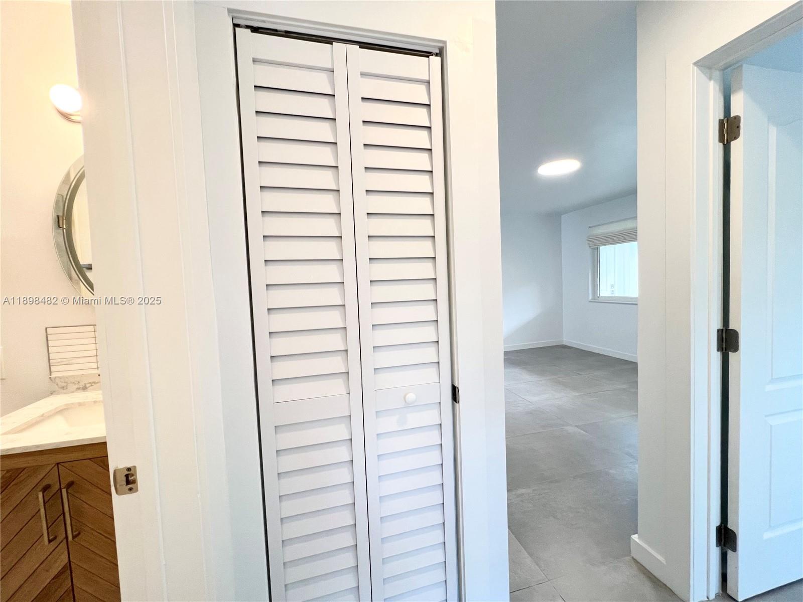 AMND MIAMI SUBURBAN ACRES - Residential Lease