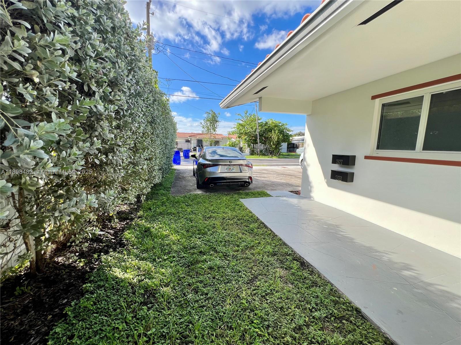 AMND MIAMI SUBURBAN ACRES - Residential Lease