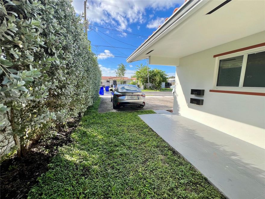 Newly Renovated Duplex, ready to move in! Great Location between Coral Gables and Brickell! 2 bed/1bath/Big Patio/ Laundry Room. Walking distance to restaurants, shops, public transportation, in a very quiet desirable neighborhood. Unit features are tile/floors throughout, stainless steel appliances, window Treatments, Hurricane impact windows. A few steps from the new Miami underline, local Publix, and Grove Central /metro.
5min drive Coral Gables and Coconut Grove, 15min Brickell/Downtown, and 15min Miami airport. High speed internet is included.