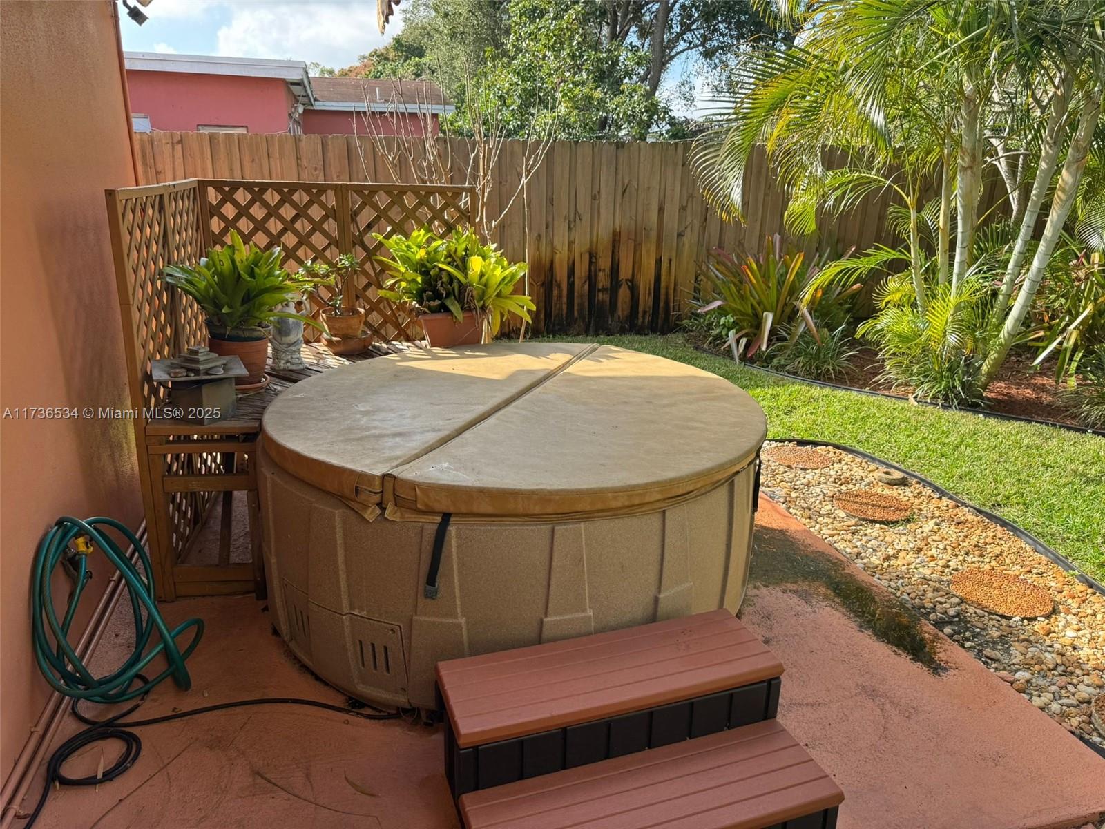 LAUDERDALE LAKES EAST GAT - Residential