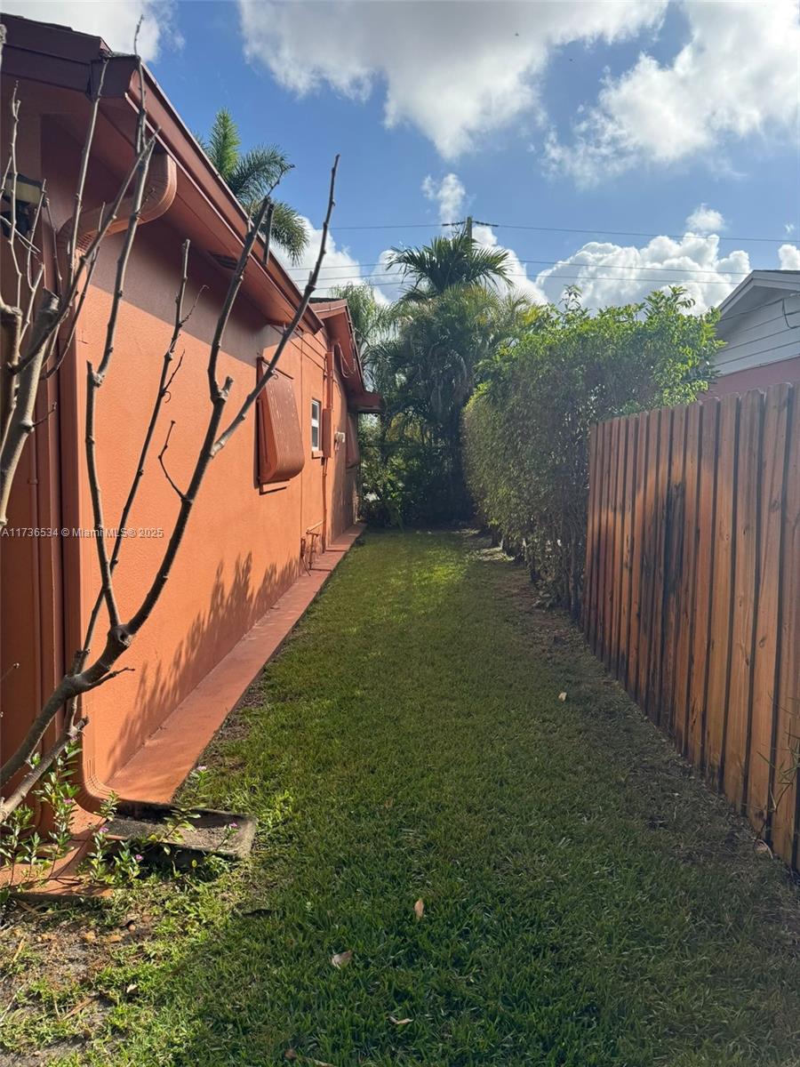 LAUDERDALE LAKES EAST GAT - Residential